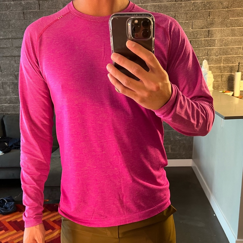 LIKE NEW MENS Magenta Metal Vent Size M